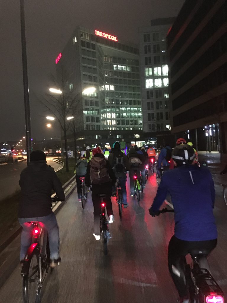 Critical Mass Hamburg erwartet die MItfahrer mit bunten Rädern