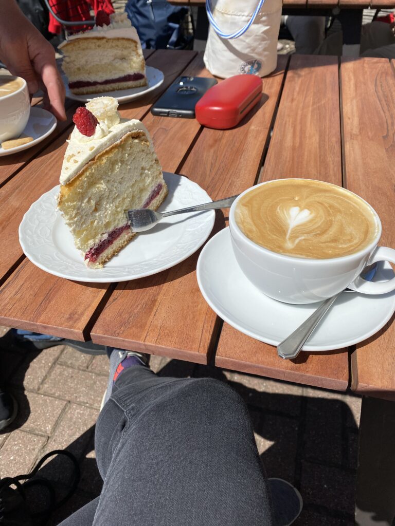 Kaffeetafel Fehmarn Torte in Orth Cafe am Hafen